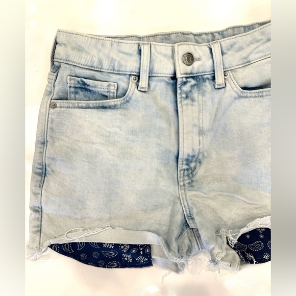 Old Navy Ladies O.G. Short High Rise Jean Shorts Light Blue Size 6 - Picture 3 of 5